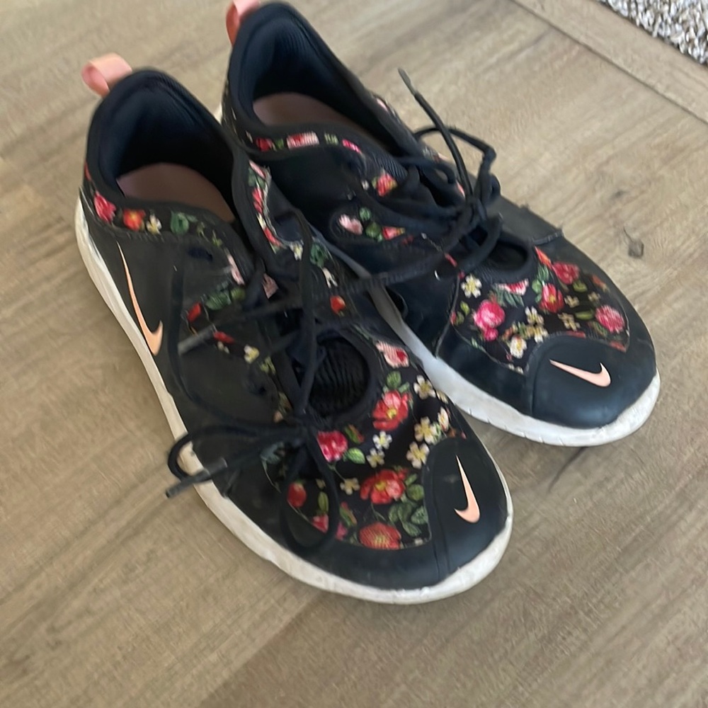 Flower Nike shoes in good condition barely used
